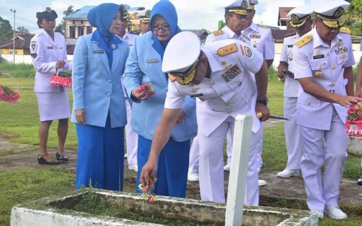 Pangkoarmada III saat Pimpin Upacara Ziarah Jelang Peringatan Hari Dharma Samudera Tahun 2024