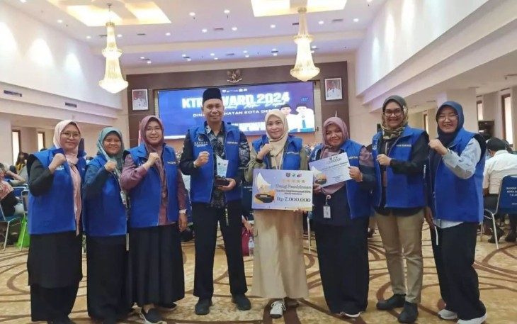 Kecamatan Cilodong. Aparatur Kecamatan Cilodong berfoto bersam usai meraih penghargaan KTR Award 2024, di Aula Lantai 10 Gedung Dibaleka 2, Selasa (03/12/24)