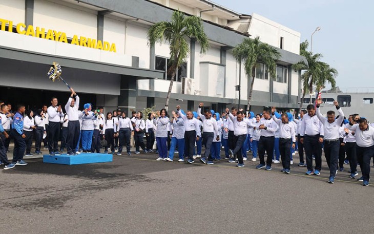 Danlantamal V saat Ikuti Olahraga Bersama Pangkoarmada RI