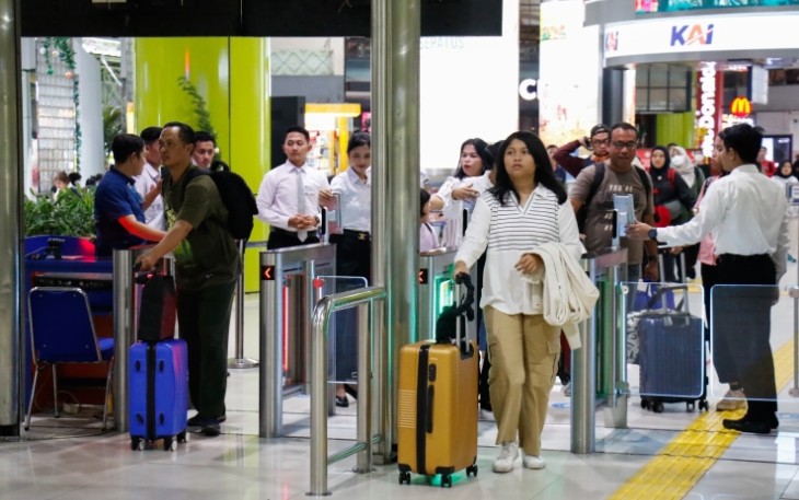 Ilustrasi penumpang mudik lebaran menggunakan moda transportasi kereta api 