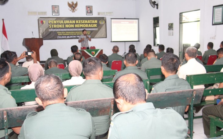Prajurit dan Pegawai Negeri Sipil (PNS) Komando Distrik Militer 0806/Trenggalek telah sukses menyelenggarakan kegiatan penyuluhan kesehatan yang sangat bernilai di aula Makodim 0806/Trenggalek, Senin (8/1/2024)