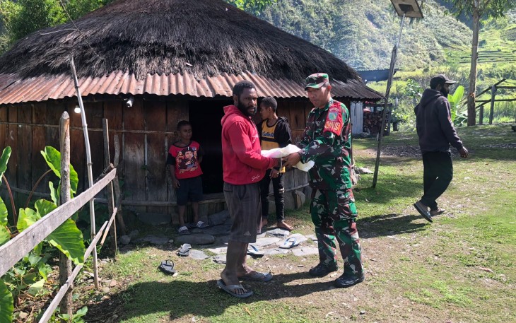 Anggota Koramil 1714-01/Mulia Kodim 1714 / Puncak Jaya menggelar kegiatan Komsos dengan Masyarakat Binaan dalam menjaga solidaritas kebersamaan Memberikan sembako buat masyarakat yang berada di kampung usir Distrik mulai Kab Puncak Jaya, Senin (8/1/2024)