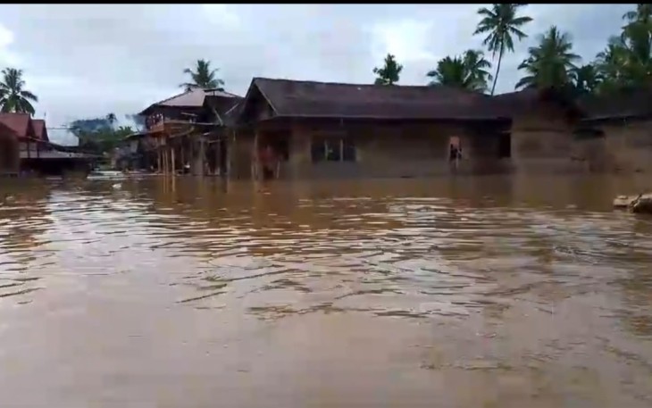 Kondisi rumah warga terdampak banjir di Kecamatan Muara Batang Gadis, Kabupaten Mandailing Natal, pada (23/12).