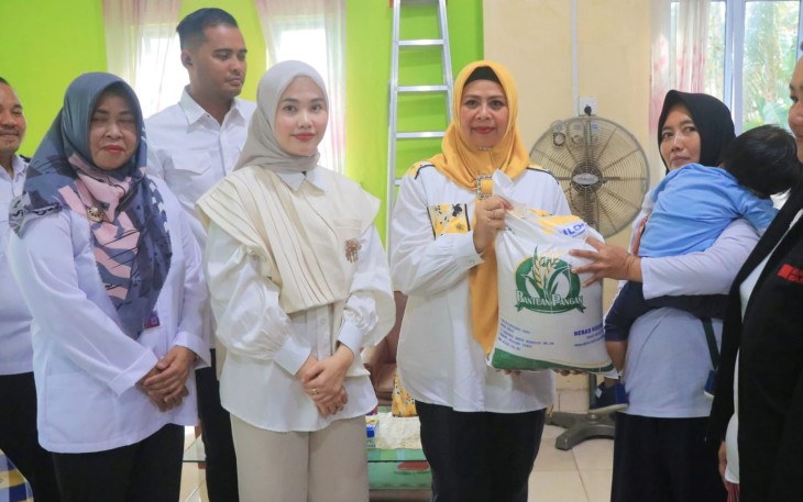 Hafizha saat Dampingi Ketua PKK Kepri Salurkan CBP Keliling Bintan Timur