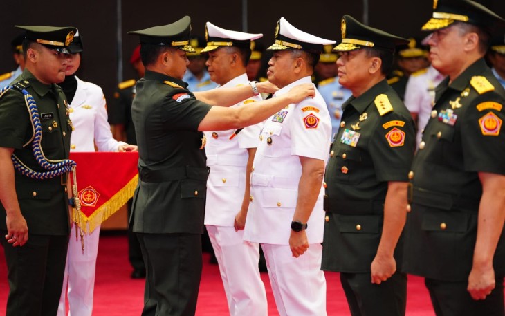 Panglima TNI Jenderal TNI Agus Subiyanto, S.E., M.Si. memimpin Upacara Serah Terima Jabatan (Sertijab) Irjen TNI, Danjen Akademi TNI, Kabais TNI, dan Aslog Panglima TNI yang berlangsung di Aula Gatot Soebroto Mabes TNI, Cilangkap, Jakarta Timur, Rabu (27/03/2024)