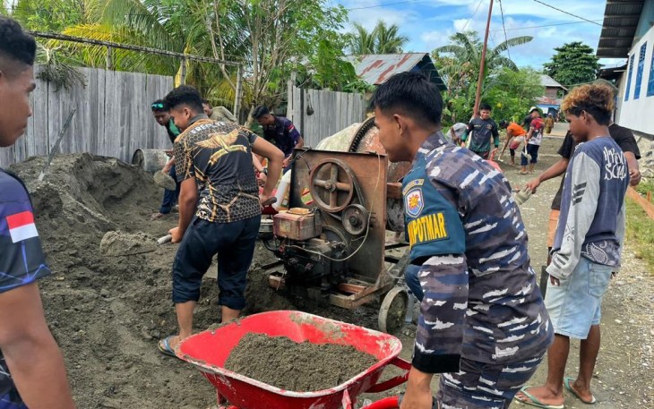 Prajurit TNI Angkatan Laut (TNI AL) dari Pangkalan TNI Angkatan Laut (Lanal) Nabire bergotong royong dengan masyarakat membangun akses jalan Kaleb Waray di Kampung Labani, Teluk Kimi Samabusa, Nabire, Papua Tengah, Selasa (09/01)
