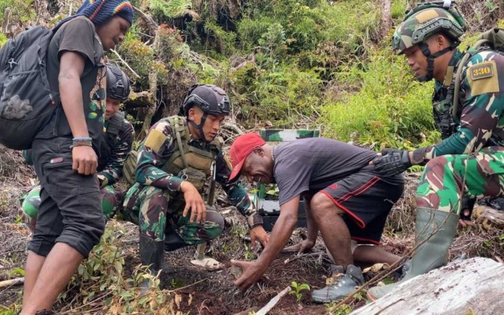 Satgas 330 Tanam 100 Bibit Pohon Mahoni, Mitigasi Dampak Deforestasi Hutan di Intan Jaya