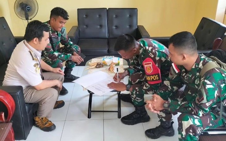Satgas Pamtas RI-Malaysia Yonarmed 10 Kostrad menyita dan mengamankan 2 bagian kepala burung enggang atau satwa yang dilindungi dari tangan warga di Desa Perumbang, Kecamatan Badau, Kapuas Hulu, Kalbar