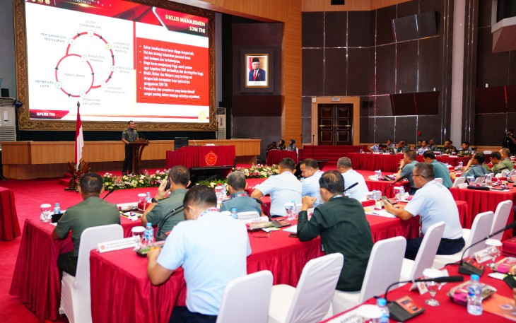 Koorsahli Panglima TNI Mayjen TNI Dadang Arif Abdurahman., S.E., M.Si., saat membuka Rapat Koordinasi Personel TNI Tahun 2024 dengan tema “Spers TNI Siap Mewujudkan Personel TNI Yang Profesional Dan Tangguh Untuk Indonesia Maju”, yang diikuti peserta tatap muka/offline 115 orang dan daring/online 44 orang, bertempat di Aula Gatot Soebroto Mabes TNI, Cilangkap, Jakarta Timur, Kamis (7/3/2024)