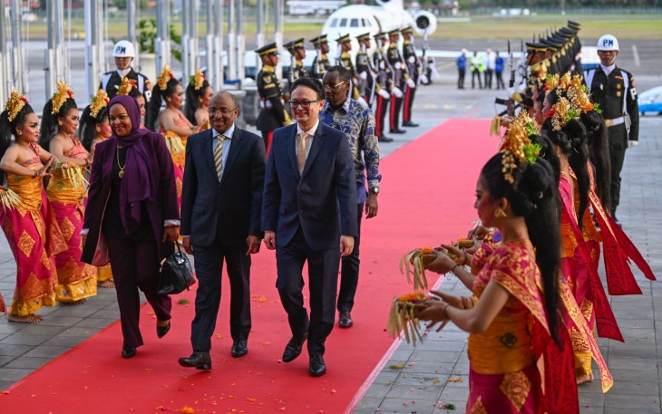 Presiden Zanzibar Hussein Ali Mwinyi (tengah) didampingi Wakil Menteri Perdagangan Jerry Sambuaga (kanan) disambut dengan tarian khas Bali setibanya di Bandara Internasional I Gusti Ngurah Rai, Badung, Bali, Sabtu (31/8/2024). Hussein Ali Mwinyi tiba untuk menghadiri High-Level Forum on Multi-Stakeholder Partnerships and Indonesia-Africa Forum II di Nusa Dua, Bali pada 1-3 September. ANTARA FOTO/Media Center IAF II-HLF MSP/Galih Pradipta/YU