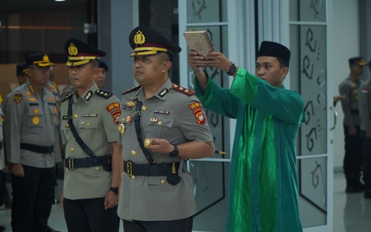 Kapolda Kalimantan Barat Irjen Pol Pipit Rismanto S.I.K., M.H,  Memimpin Pelaksanaan Serah Terima Jabatan (Sertijab) Kapolres Kubu raya dan Kapolres Singkawang di Balai Kemitraan Mapolda Kalbar, Selasa (9/1)