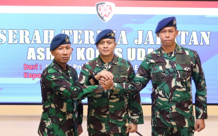 Serah terima jabatan Asisten Perencanaan (Asren) Koopsud I yang dipimpin langsung oleh Panglima Koops Udara I Marsekal Muda TNI Mohammad Nurdin berlangsung di ruang Lobi Makoopsud I, Jumat (5 Januari 2024)