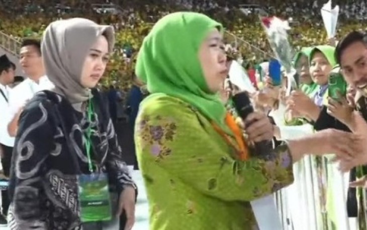 Khofifah Indar Parawansa saat acara Hari Lahir (Harlah) ke-78 Muslimat NU di Stadion Utama Gelora Bung Karno (GBK) Senayan, Jakarta, Sabtu (20/1/24).