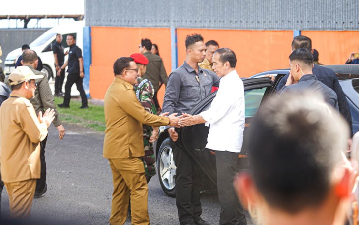 Wali Kota Bitung Maurits Mantiri saat menyambut kedatangan Presiden Jokowi di Gudang Bulog Paceda
