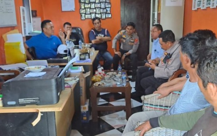 Proses mediasi antara kedua belah pihak yang difasilitasi aparat dari Kepolisian dan TNI