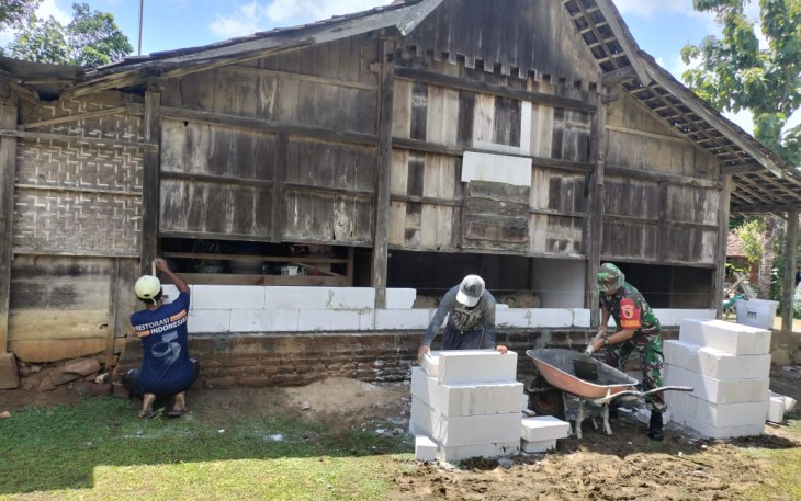 Babinsa Koramil 0805/12 Mantingan Gotong Royong Membantu Rehab Rumah Warga