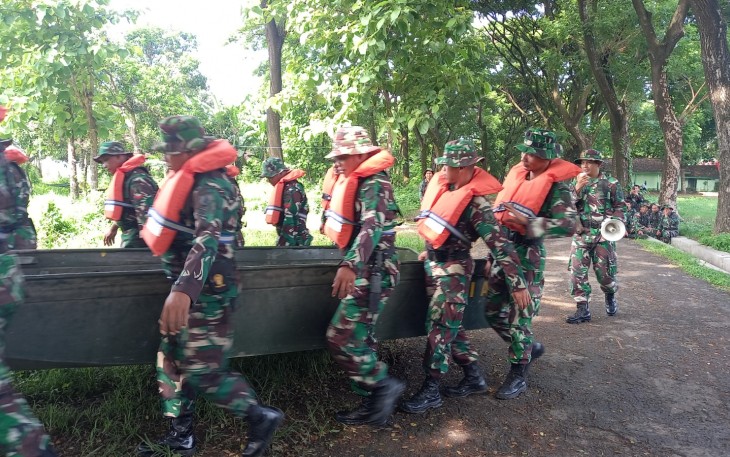 odim 0802/Ponorogo hari ini menggelar latihan penanggulangan bencana alam, kerusuhan maupun unjuk rasa bertempat di lapangan Merak dan lapangan apel Kodim 0802/Ponorogo, Kamis (01/02/2024)