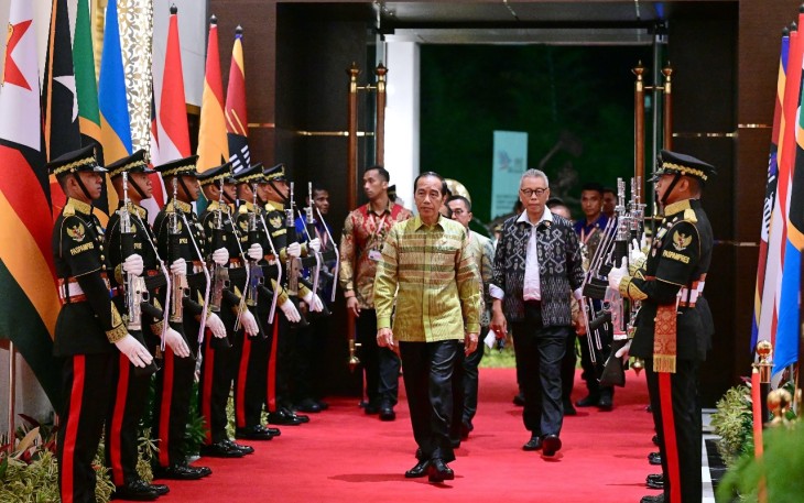 Presiden Jokowi, yang tampil menggunakan kemeja kain tenun ulos berwarna hijau, tiba di lobi Intercontinental Bali Resort sekitar pukul 18.50 WITA untuk menjamu tamu negara yang hadir pada jamuan santap malam di acara High-Level Forum on Multi-Stakeholder Partnerships (HLF-MSP) dan Indonesia Africa Forum (IAF) ke-2 Minggu (1/9/2024). Foto: Biro Pers Sekretariat Presiden.