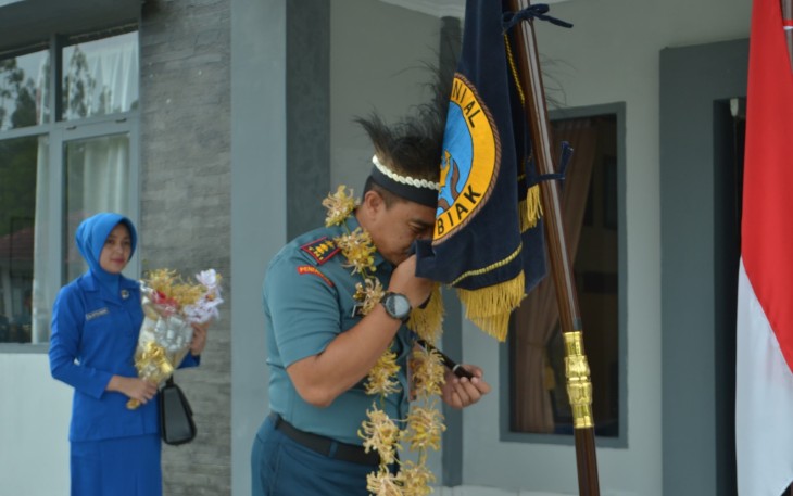 Menjabat sebagai Komandan Pangkalan Udara TNl AL (Danlanudal) Biak, Letkol Laut (P) Anang Adhi Purwonugroho, disambut seluruh personel dan Jalasenastri Lanudal Biak dengan tradisi Mansorandak dan Potong Tumpeng di Markas Lanudal Biak di Jl. Raya Sorido, Biak Kota, Biak Numfor - Papua, Selasa (16/1/2024)