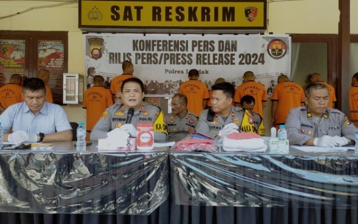 Kapolres Landak AKBP I Nyoman Budi Artawan saat konferensi pers di Mapolres Landak, Kamis (25/01/2024).