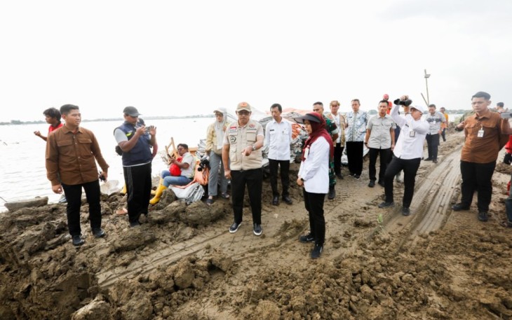 Penjabat Gubernur Jawa Tengah, Nana Sudajana saat kembali meninjau kondisi banjir di Kecamatan Karanganyar, Kabupaten Demak, Jumat (16/2/2024) sore.
