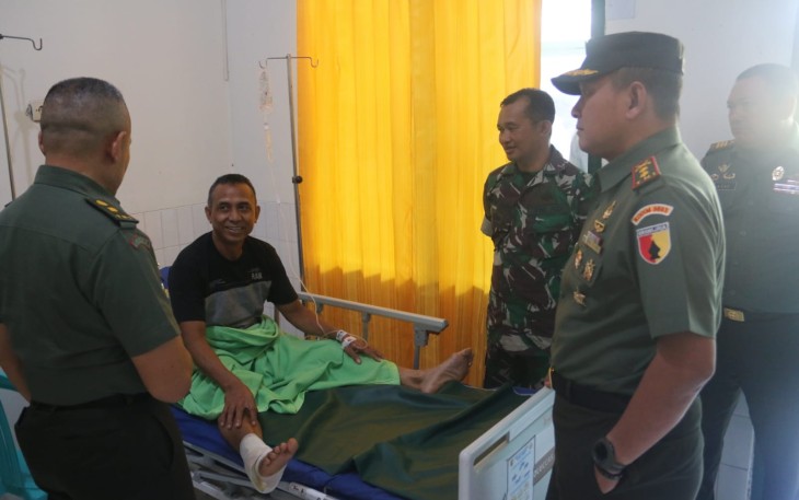 Dandim 0803/Madiun Letkol Inf Meina Helmi untuk menyempatkan diri membesuk Danramil 11/Geger Lettu Inf Djuari yang tengah dirawat di RS DKT, Kota Madiun, Kamis (01/2/2024)