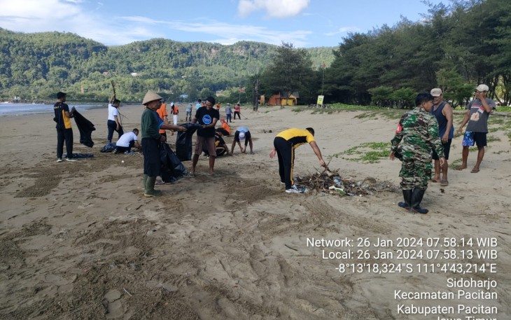 Anggota Koramil 0801/01 Pacitan Kodim 0801/Pacitan turut berkontribusi dalam upaya menjaga kelestarian alam, utamanya di wilayah pesisir pantai dari abrasi maupun pencemaran lingkungan melalui aksi bersih-bersih