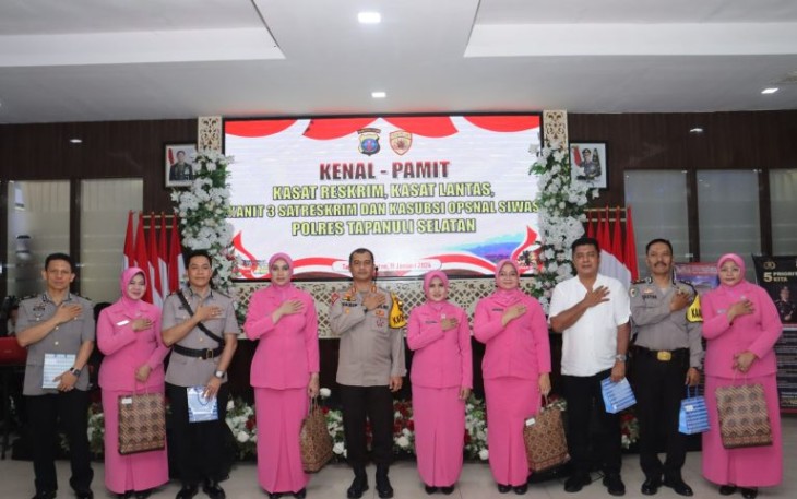 Kapolres Tapsel, AKBP Yasir Ahmadi, berfoto bersama dengan pejabat lama yang akan pamitan ke tempat tugas yang baru