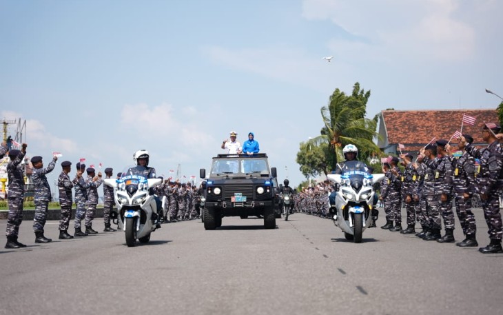 Komandan Lantamal VI (Danlantamal VI) Makassar Laksamana Pertama TNI Ivan Gatot Prijanto, S.E., M. Tr., Opsla, menghadiri acara tradisi lepas sambut Pangkoarmada II dari Laksamana Madya TNI Dr. Denih Hendrata, S.E., M.M., CHRMP., kepada Laksamana Muda TNI Ariantyo Condrowibowo, M.Tr. Opsla., dan Ketua Daerah Jalasenastri Armada II (KDJA II) dari Ny. Kiki Denih Hendrata kepada Ny. Dian Ariantyo Condrowibowo bertempat di Dermaga Madura Koarmada II, Ujung Surabaya, Rabu (6/3/2024)