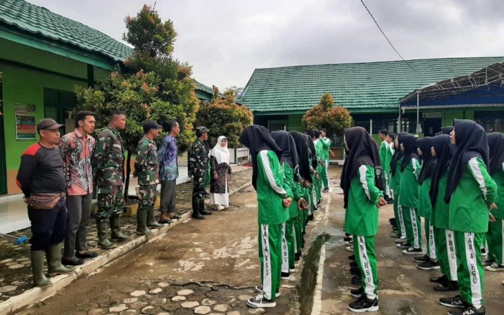 Kodim 1001/HSU Kodam VI/MLW bersama Tiga Pilar dan Masyarakat dan siswa kompak melaksanakan kerja bakti membersihkan fasilitas umum sekolah ,yang bertempat di Desa Babirik Hulu, Kec.Babirik, Kab. Hulu Sungai Utara, Minggu ( 01/02/2024 )