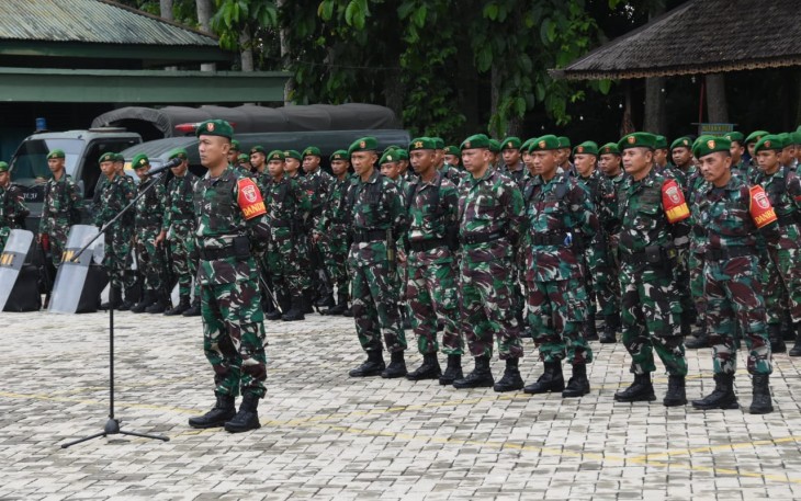 Kodim 1002/Hulu Sungai Tengah melaksanakan Apel Gelar Pengamanan Pemilu 2024 Bersama Panglima TNI Secara Vicon bertempai dilapangan apel Makodim setempat, Kamis (01/02/24)