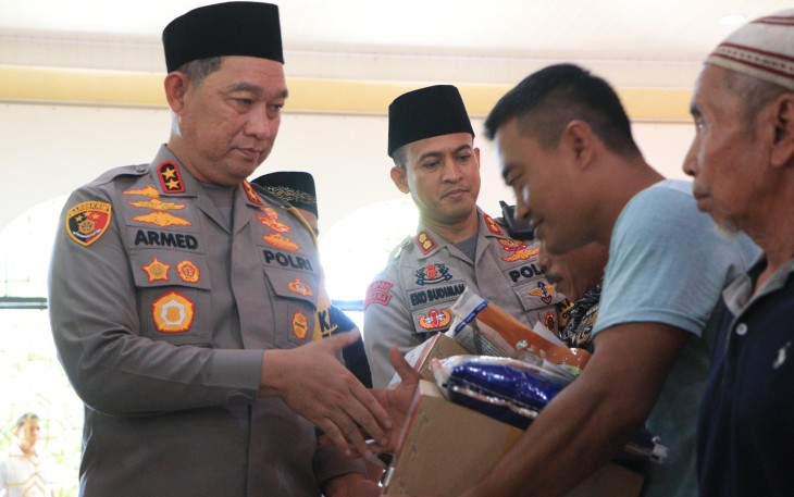 Kapolda Bengkulu Irjen Pol Drs. H. Armed Wijaya, M.H. kembali menggelar bulan bakti ramadan berupa pembagian bantuan sosial kepada masyarakat