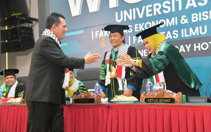 Gubernur Ansar pada acara Sidang Senat Terbuka Wisuda Angkatan X Universitas Ibnu Sina bertempat di Ballroom Hotel Planet Holiday Kota  Batam, Selasa  (11/6).