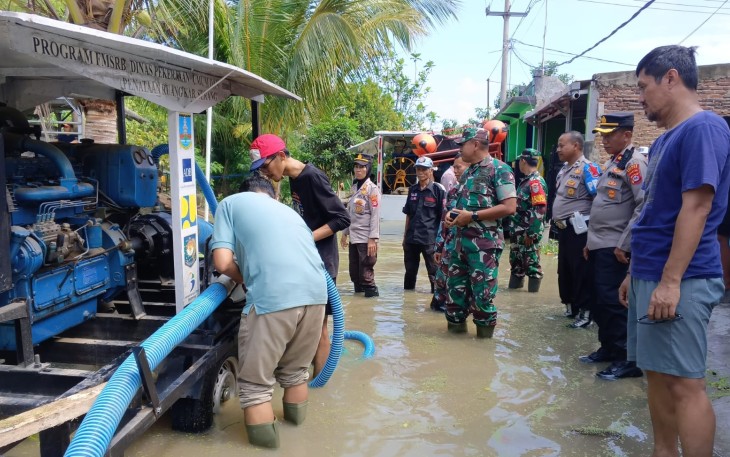 Komandan Kodim (Dandim) 0602/Serang Letnan Kolonel (Letkol) Inf Mulyo Junaidi, S.E., M.Tr (Han), didampingi Danramil 0602-16/Ciruas Kapten Inf Yusrizal dan Kapolsek Ciruas Kompol Muh. Cuaib bersama Babinsa Dan Bhabinkamtibmas, memantau musibah bencana banjir dan memberikan bantuan sosial, bertempat di Perumahan BCP 2 Desa Ranjeng Kecamatan Ciruas Kabupaten Serang Provinsi Banten, Jum'at (05/01/2024)