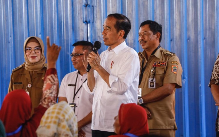 Penjabat Gubernur Jawa Tengah, Nana Sudjana, saat mendampingi Presiden RI Joko Widodo (Jokowi) melakukan penyaluran bantuan pangan berupa beras, di Gudang Bulog Telukan, Kabupaten Sukoharjo, Kamis (1/2/2024).