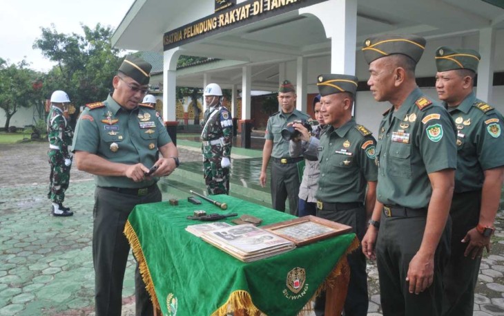 Danrem 063/SGJ saat cek senpi yang berhasil diamankan