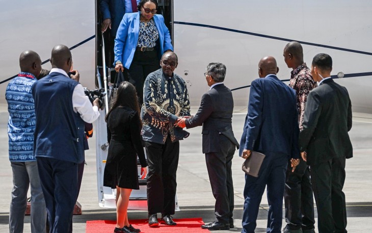 Wakil Presiden Zimbabwe Kembo Mohadi (tengah) tiba di Bandara Internasional I Gusti Ngurah Rai, Badung, Bali, Sabtu (31/8/2024). Kembo Mohadi tiba untuk menghadiri High-Level Forum on Multi-Stakeholder Partnerships and Indonesia-Africa Forum II di Nusa Dua, Bali pada 1-3 September. ANTARA FOTO/Media Center IAF II-HLF MSP/Galih Pradipta/YU