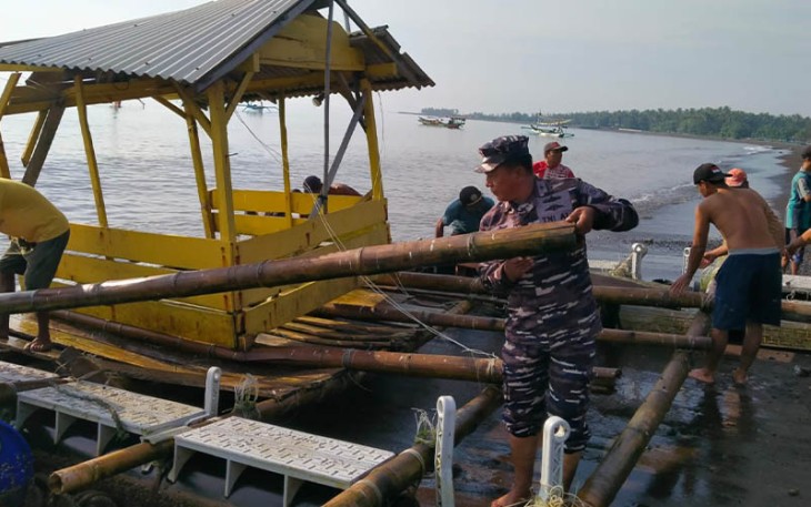 Prajurit Posal Banyuwangi Bantu Perbaiki Rumah Apung Nelayan 