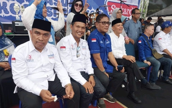 Apir, (ujung kiri) politisi Partai Demokrat sekaligus anggota DPRD Kabupaten Pasaman, Provinsi Sumatera Barat (Sumbar)