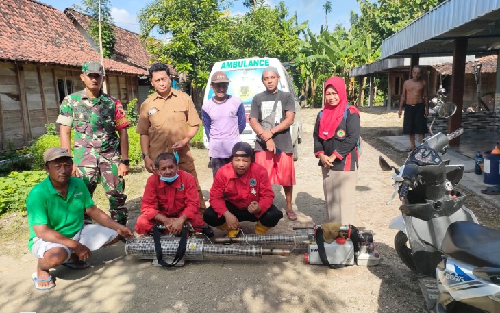 Babinsa Desa Karangjati Koramil 0805/05 Karangjati mengambil inisiatif dengan menyelenggarakan kegiatan pembersihan lingkungan dan tempat bersarangnya nyamuk di  rumah warga di Desa Karangjati, Kecamatan Karangjati, Kabupaten Ngawi, Senin (11/03/2024)