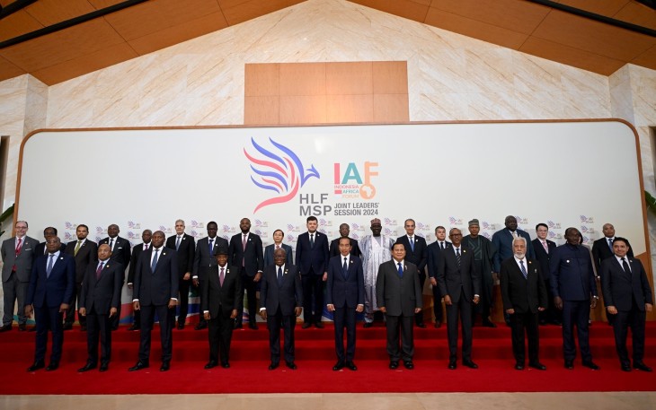 Presiden Joko Widodo (tengah depan) dan Presiden terpilih Prabowo Subianto (kelima kanan depan) berfoto dengan sejumlah kepala negara/pemerintahan saat Joint Leaders' Session Indonesia-Africa Forum (IAF) II and High-Level Forum on Multi-Stakeholder Partnerships (HLF MSP) di Nusa Dua, Bali, Senin (2/9/2024). Forum HLF MSP and Indonesia-Africa Forum II tersebut menyelenggarakan 12 event secara paralel dan 17 event pendamping yang dihadiri delegasi dari 24 negara. Media Center IAF II-HLF MSP/Sigid Kurniawan/ny
