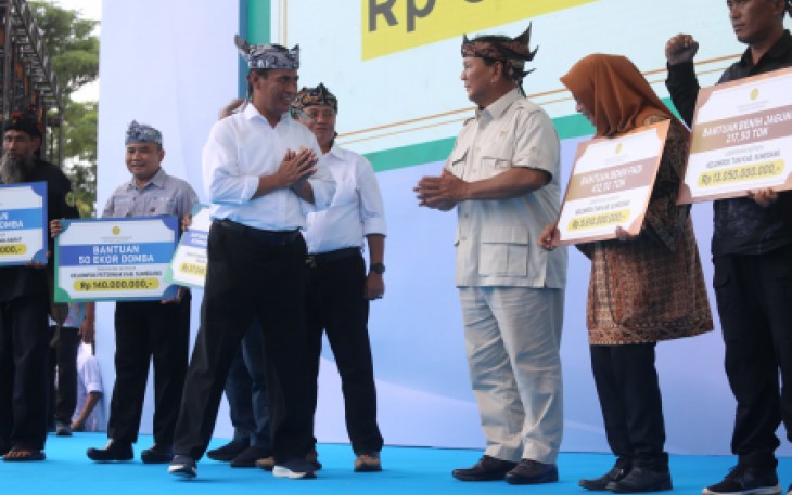 Mentan Andi Arman Sulaiman bersama Menhan Prabowo Subianto di Kabupaten Sumedang, Selasa (30/1)