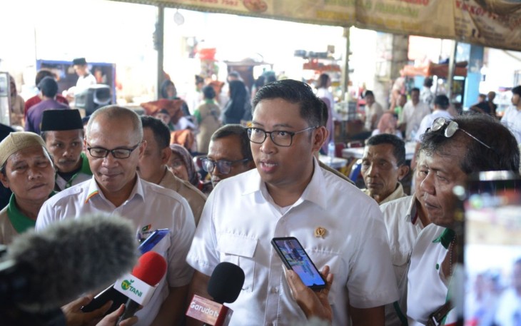 Wamentan Sudaryono memberikan keterangan pers usai meninjau pedang di Pasar Minggu 