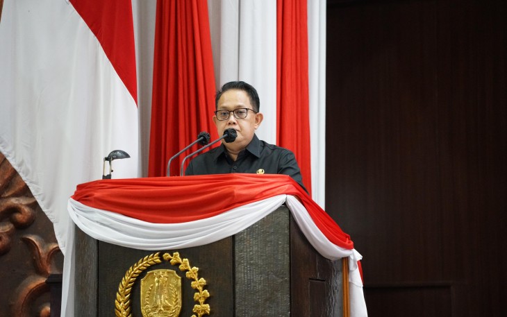 Penjabat Gubernur Jawa Timur Adhy Karyono saat menyampaikan jawaban Gubernur terhadap pandangan umum fraksi-fraksi atas pelaksanaan Anggaran Pendapatan dan Belanja Daerah (APBD) Tahun Anggaran (TA) 2023, di Gedung DPRD Jatim, Senin 10 Juni 2024.