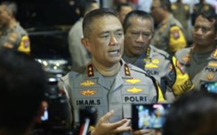 Kapolda Jawa Timur Irjen Pol Drs. Imam Sugianto, M.Si saat memantau malam pergantian tahun baru 2024 di pusat Kota Surabaya.