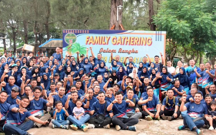 Korem 041/Gamas menggelar acara pertemuan keluarga besar (Family Gathering) dalam rangka Peringatan HUT Ke-78 Korem 041/Gamas bertempat di Pantai Cemara Kec. Sungai Serut Kota Bengkulu Minggu (25-02-2024)