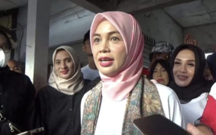 Istri capres nomor urut 3 Ganjar Pranowo, Siti Atikoh Supriyanti saat ke sebuah pabrik sepatu di Jalan Dokter Soetomo, Serning, Bareng, Kabupaten Jombang, pada Senin (29/1/2024)