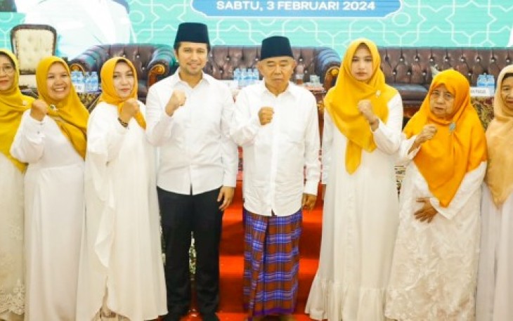 Wagub Emil (tengah) saat Hadiri Istighosah Muslimat Mojokerto