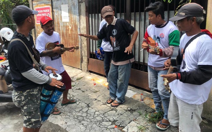 Aksi sekelompok pengamen dukung Ganjar-Mahfud di depan rumah warga, di kawasan Ngemplak, Boyolali, Minggu (7/1/2024).