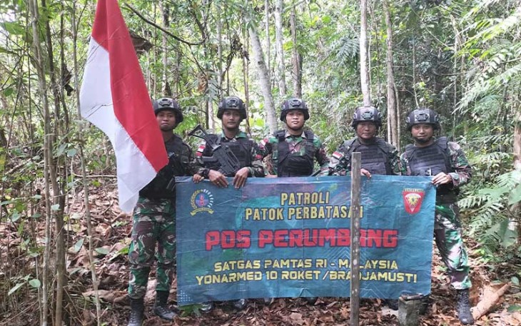 Satgas Pamtas RI-Malaysia Yonarmed 10/Bradjamusti saat Patroli Patok Batas Negara